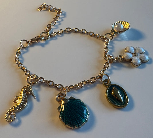 Bracelet doré Thème Marin - Hippocampe, Coquillages et Fleur Nacrée
